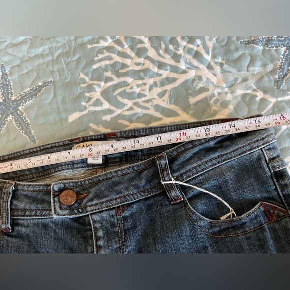 Cabi Brand woman size 6 (30” by 29”)boot cut jeans - Picture 3 of 14